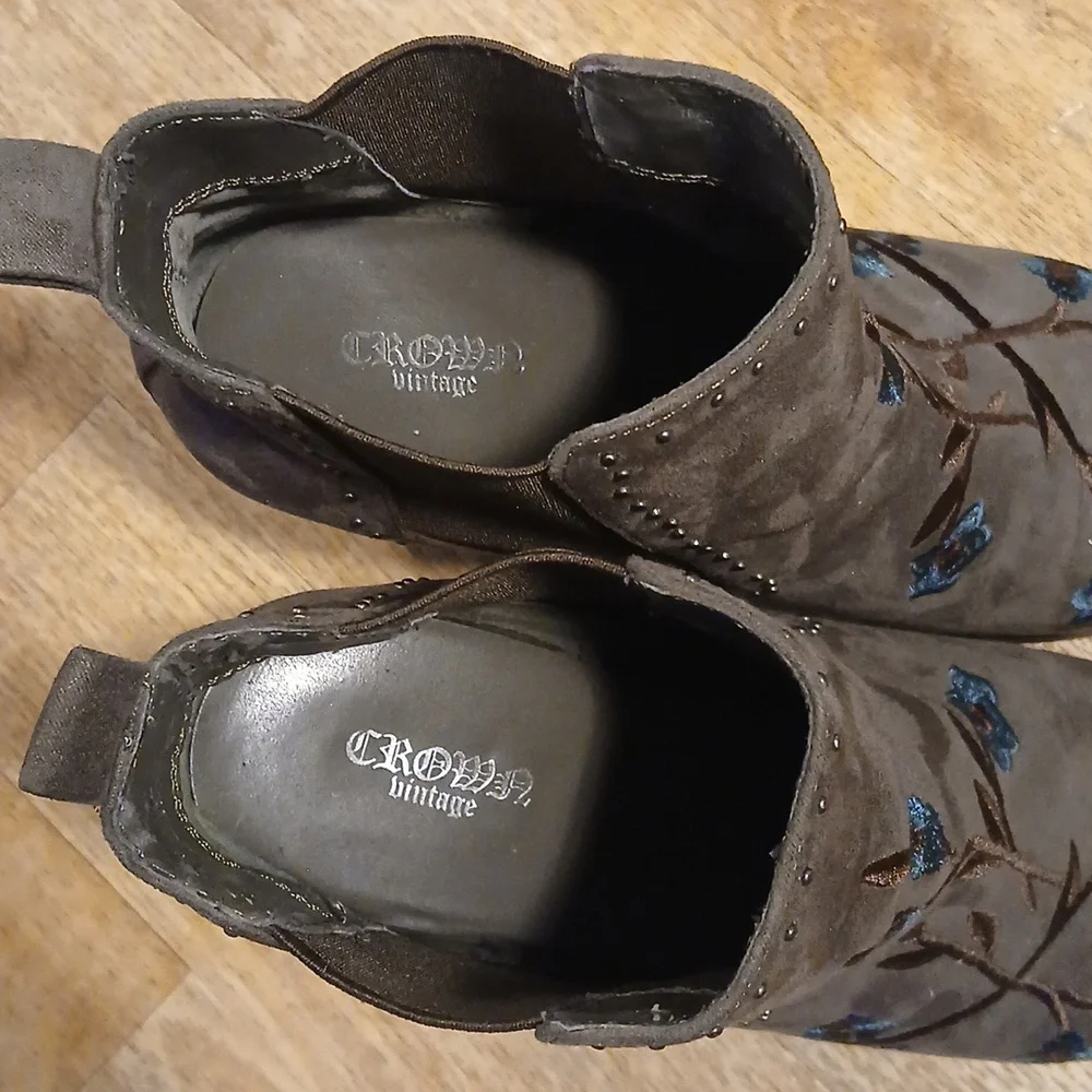 Crown Vintage Grey Vegan Suede Floral Embroidered Ankle Boots Sz 8M